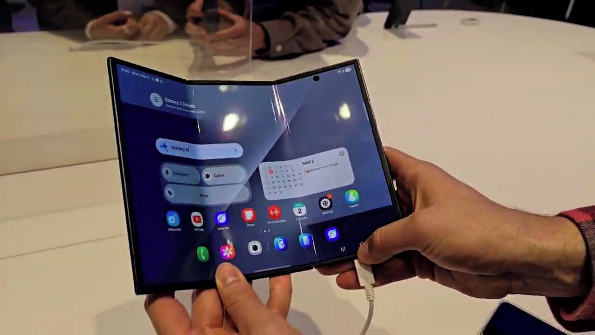 Skládačka od Samsungu se vyprodala za pár minut. I když stojí přes 60 000 Kč